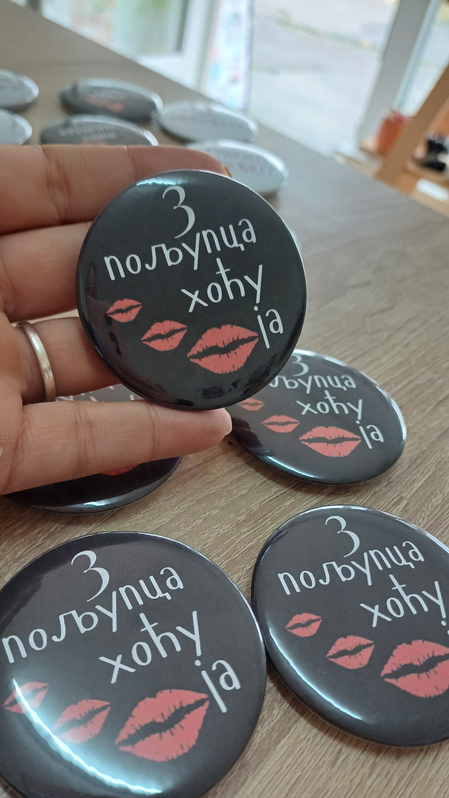 Bedž- Tri poljupca hoću ja - Slika 3